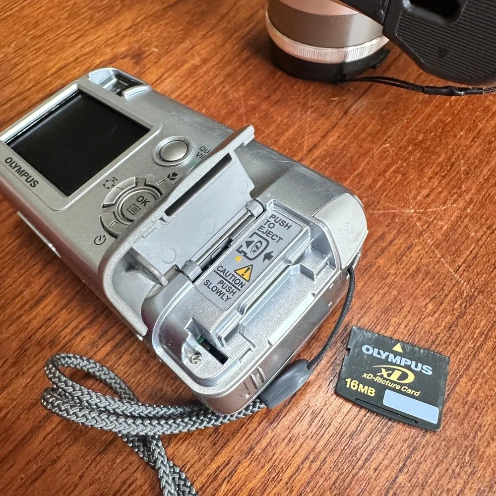 Olympus Camedia C-700 Ultra Zoom & D-580 Zoom Digital Cameras Lowepro Case PARTS
